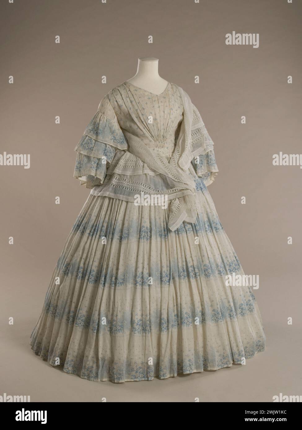 Day dress. White muslin printed with garlands of flowers and blue flowers, printed available. 1855-1858. Galliera, fashion museum of the city of Paris. Floral garland and flower patterns. Alsace, blue, female, foil, flower garland, print available, female model, muslin, white muslin, four, second empire, dress, dress Stock Photo