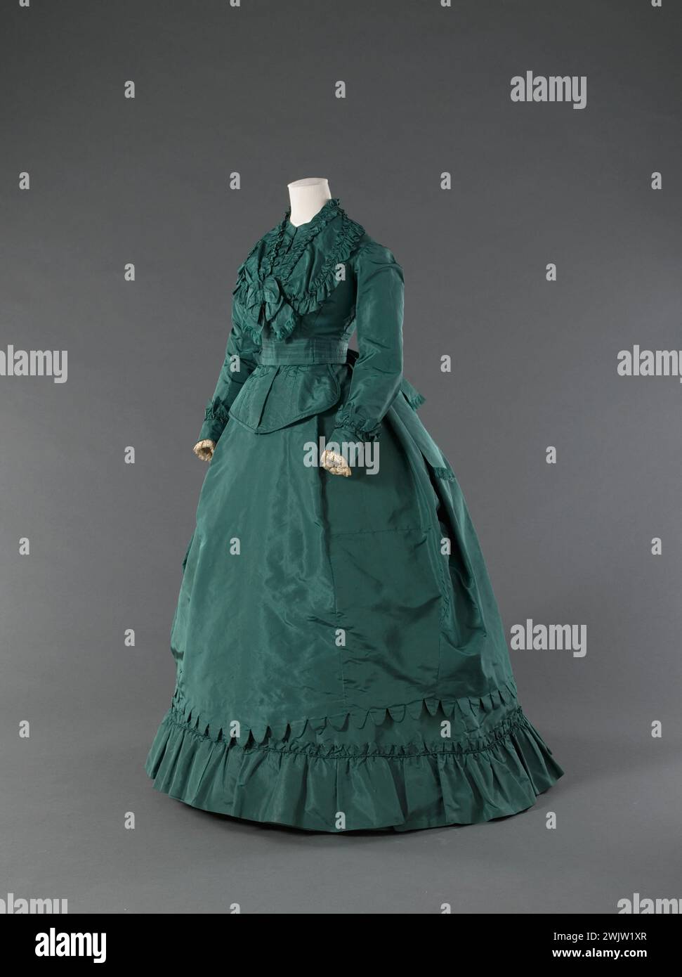 Day dress (5 pieces) - 'Small costume'. Green fault, Worth & Bobergh claw, 7 rue de la Paix, Paris. 1869. Galliera, fashion museum of the city of Paris. 37925-1 Five, feminine, claw, female model, small suit, day dress, second empire, green, part Stock Photo