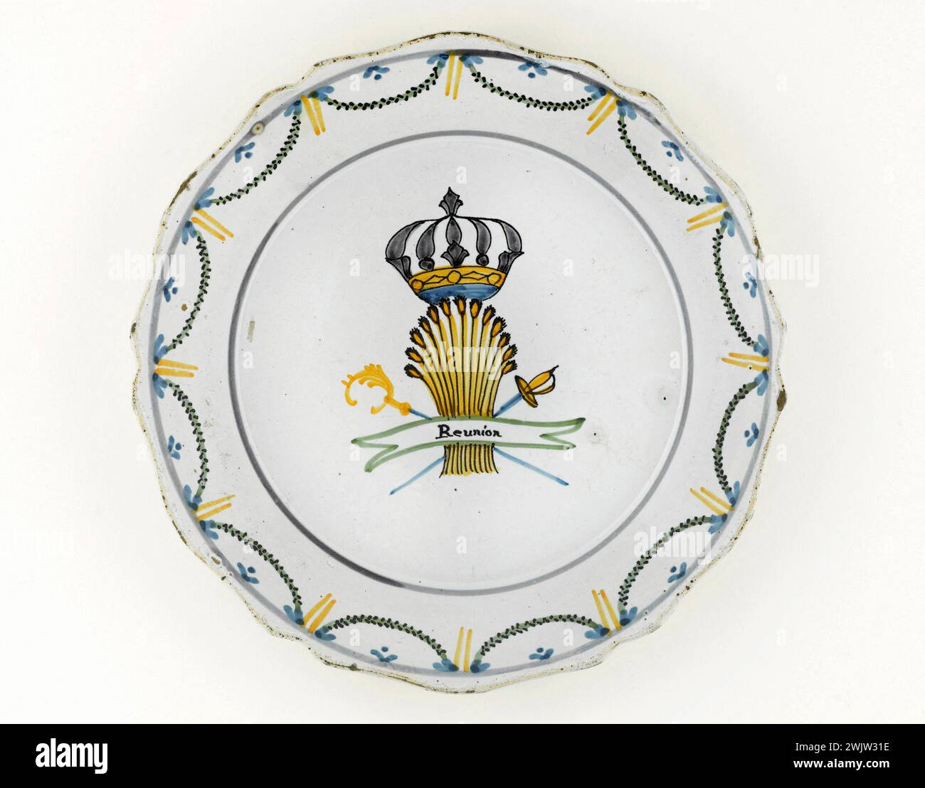 Anonymous. Plate. Earthenware. Around 1789. Paris, Carnavalet museum. 70955-42 Weapon, Crown, Epee, Epi Ble, Faience, Decorative Pattern, Revolutionary Periode, Reunion, Crockery, Plate Stock Photo