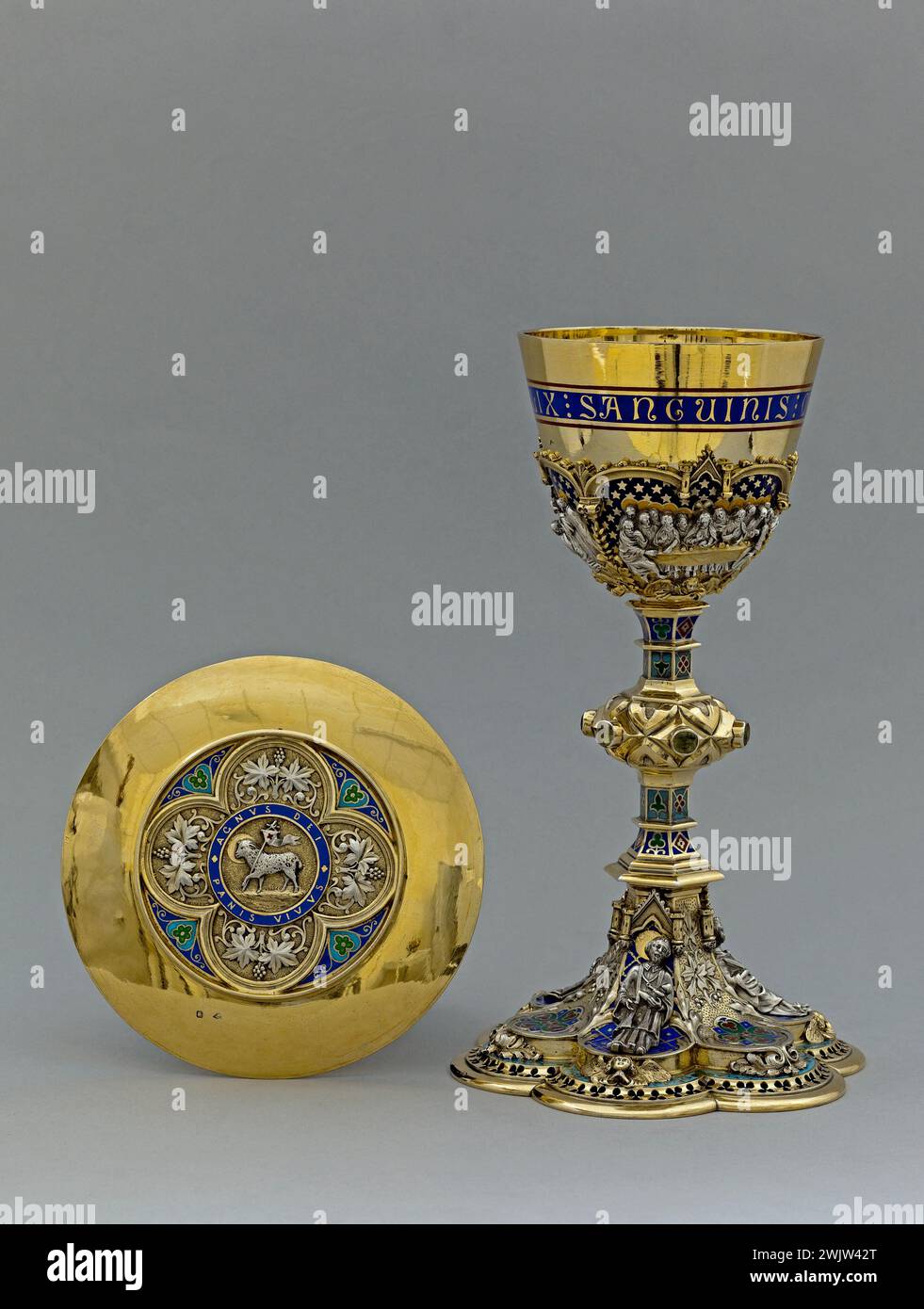 Trioullier et fils (association founded in 1863). 'Chalice and his paten'. Golden silver, stamped, molded and chopped, enamels and hard stones. After 1863. Museum of Fine Arts of the City of Paris, Petit Palais. 71340-4 Lamb Pascal, silver dore print, silver mussel chisel, chalice, cene, chretien, last meal, email, eucharist, religious object, goldsmith, patene, hard stone, precious stone, Catholic religion, religious scene, 19th century Stock Photo