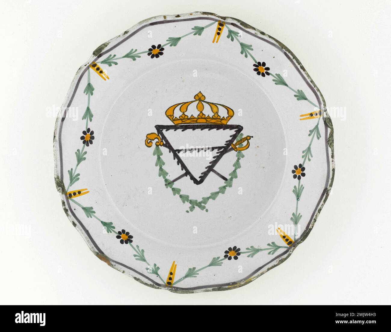 Anonymous. Plate. Earthenware. Around 1789. Paris, Carnavalet museum. 70955-48 Weapon, Crown, Epee, Faience, Flower, Decorative Pattern, Revolutionary Periode, Triangle, Crockery, Plate Stock Photo
