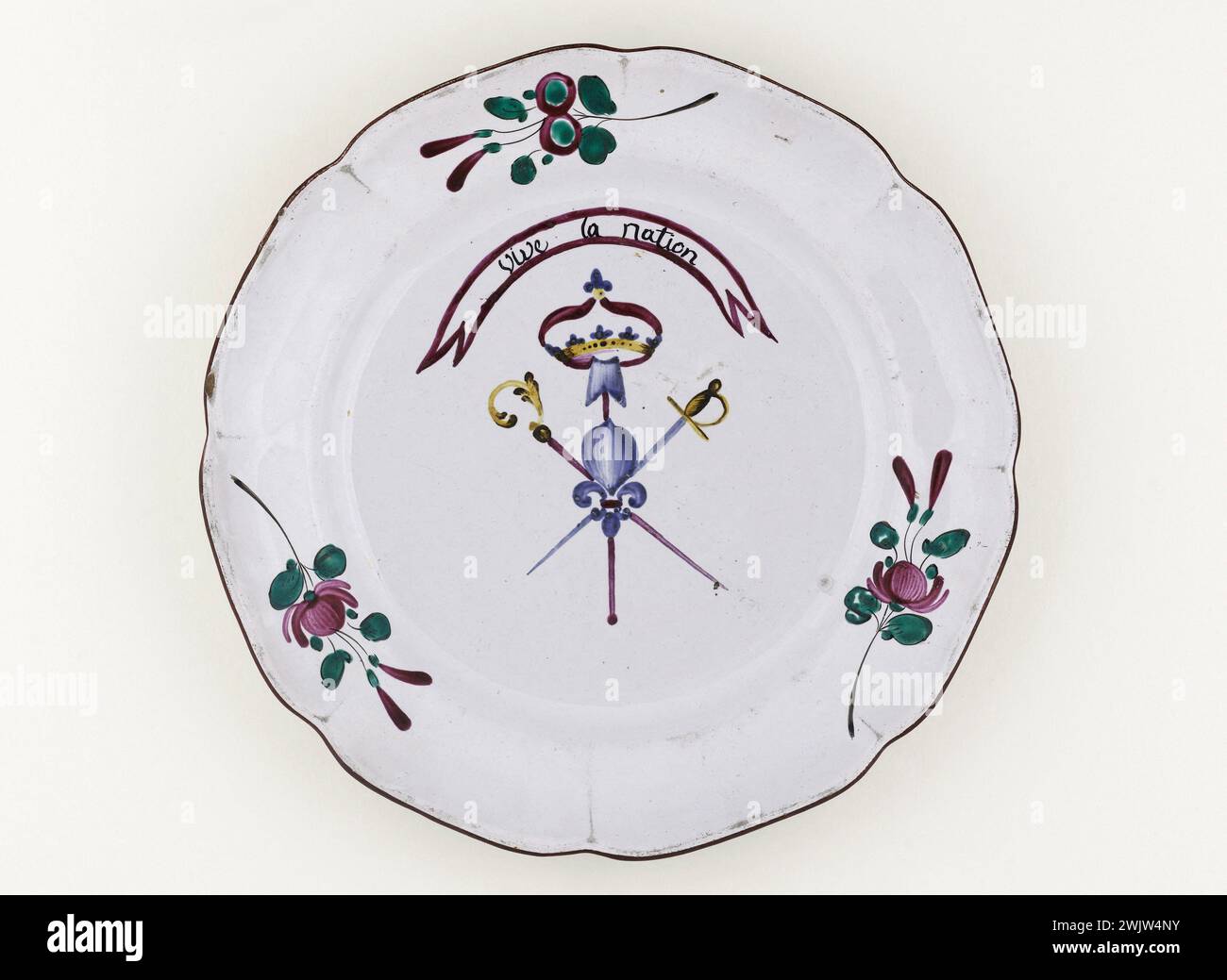 Anonymous. Plate. Earthenware. 1789. Paris, Carnavalet museum. 70955-12 Weapon, Crown, Epee, Faience, Flower, Decorative Pattern, Revolutionary Periode, French Revolution, Crockery, Vive Nation, Plate Stock Photo