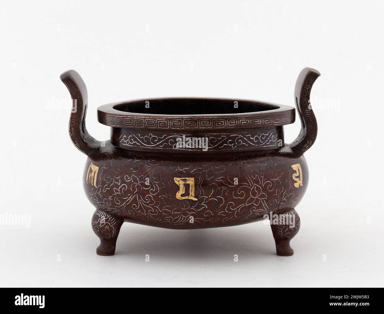 Incense burner. Bronze. China. Paris, Cernuschi museum. 70002-54 Anse ...