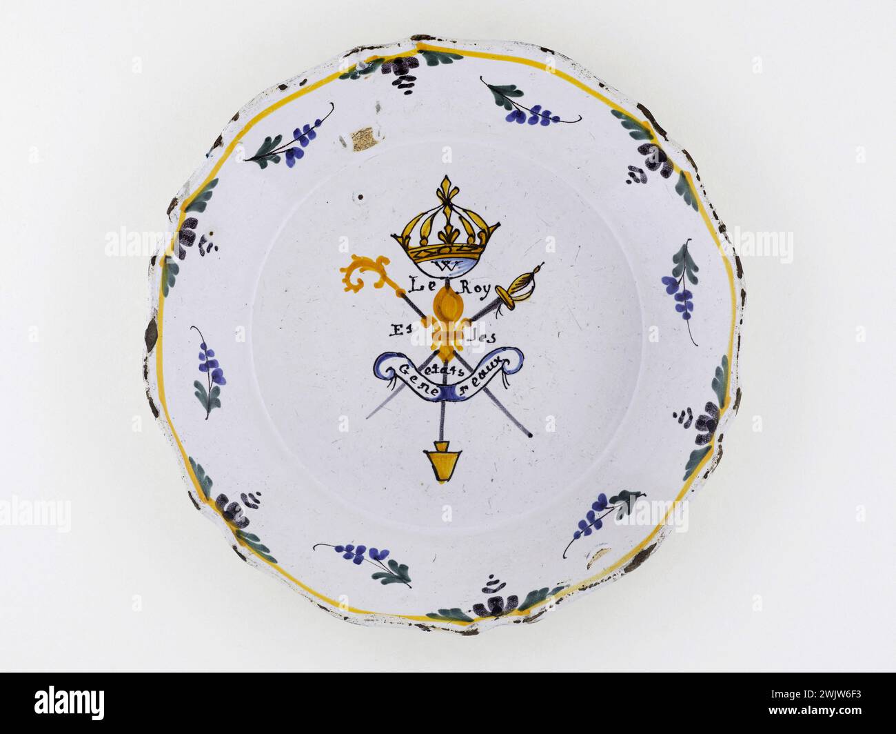 Anonymous. Plate. Earthenware. 1789. Paris, Carnavalet museum. 70955-2 Weapon, Crown, Epee, Faience, Flower, Decorative Pattern, Revolutionary Periode, French Revolution, Crockery, Plate Stock Photo