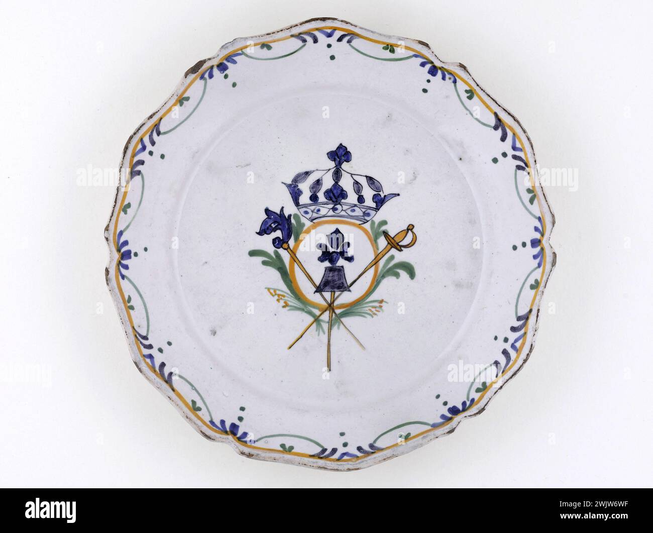 Anonymous. Plate. Earthenware. Around 1789. Paris, Carnavalet museum. 70955-9 Weapon, Crown, Epee, Faience, Flower, Decorative Pattern, Revolutionary Periode, French Revolution, Crockery, Plate Stock Photo