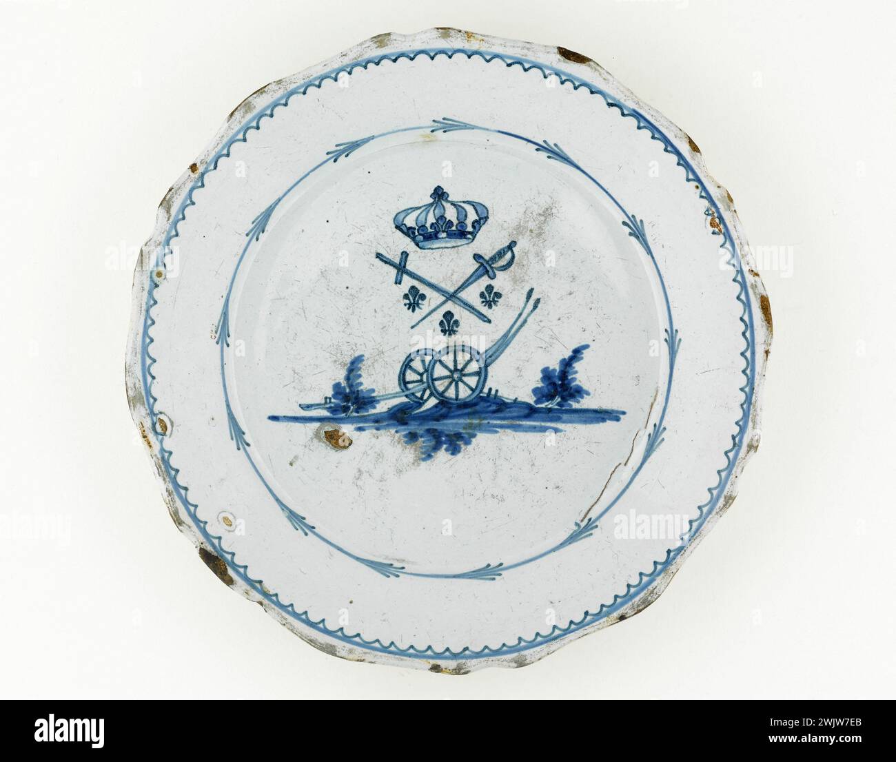 Anonymous. Plate. Earthenware. Around 1789. Paris, Carnavalet museum. 70955-50 Canon, Crown, Epee, Faience, Lys, Decorative Pattern, Revolutionary Periode, Crockery, Plate Stock Photo