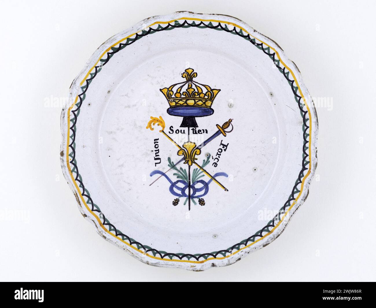 Anonymous. Plate. Earthenware. 1789. Paris, Carnavalet museum. 70955-8 Weapon, Crown, Epee, Faience, Force, Decorative Pattern, Revolutionary Periode, French Revolution, Support, Union, Crockery, Plate Stock Photo