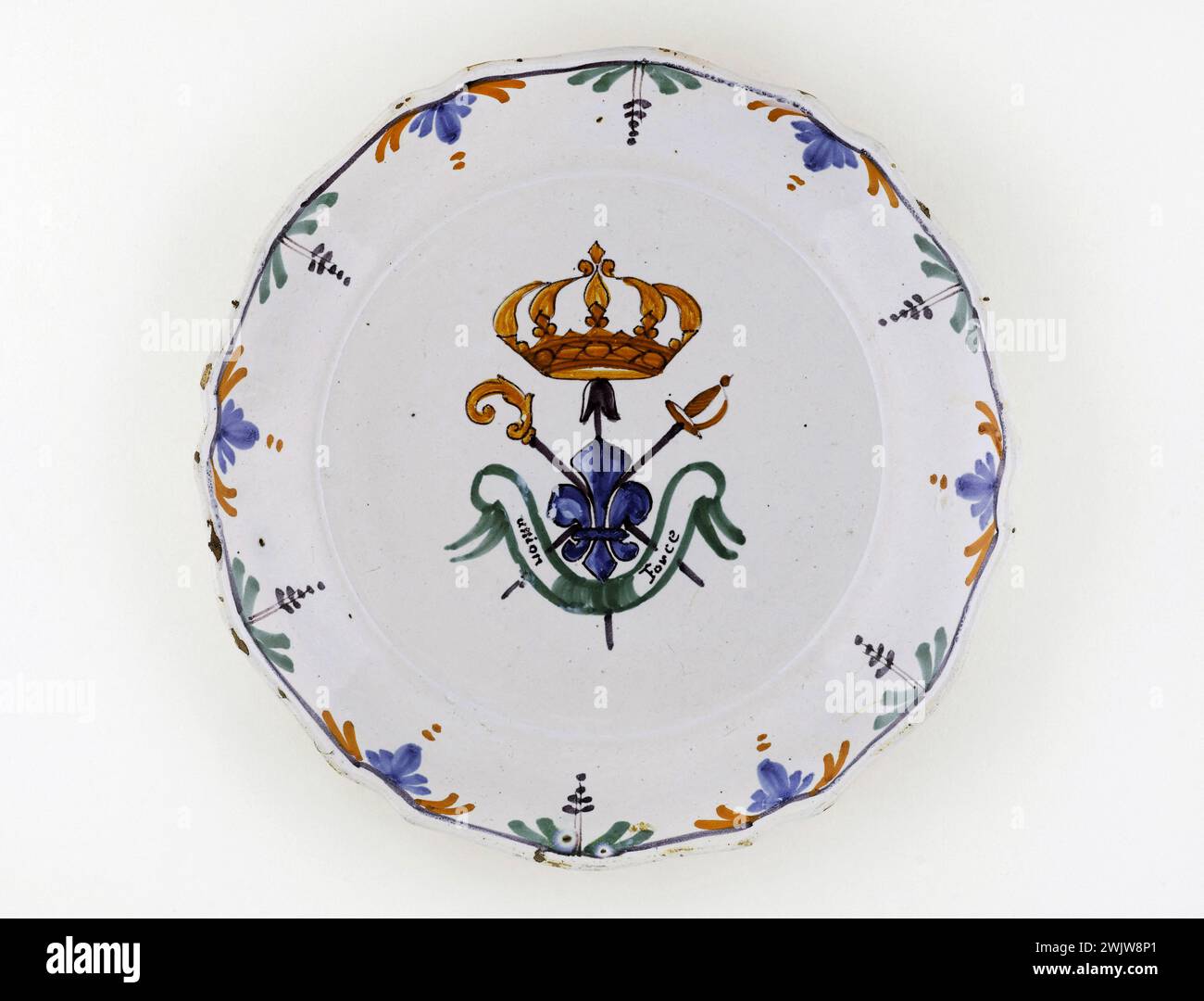Anonymous. Plate. Earthenware. 1789. Paris, Carnavalet museum. 70955-3 Weapon, Crown, Epee, Faience, Fleur, Force, Lys, Decorative Reason, Revolutionary Periode, French Revolution, Union, Crockery, plate Stock Photo