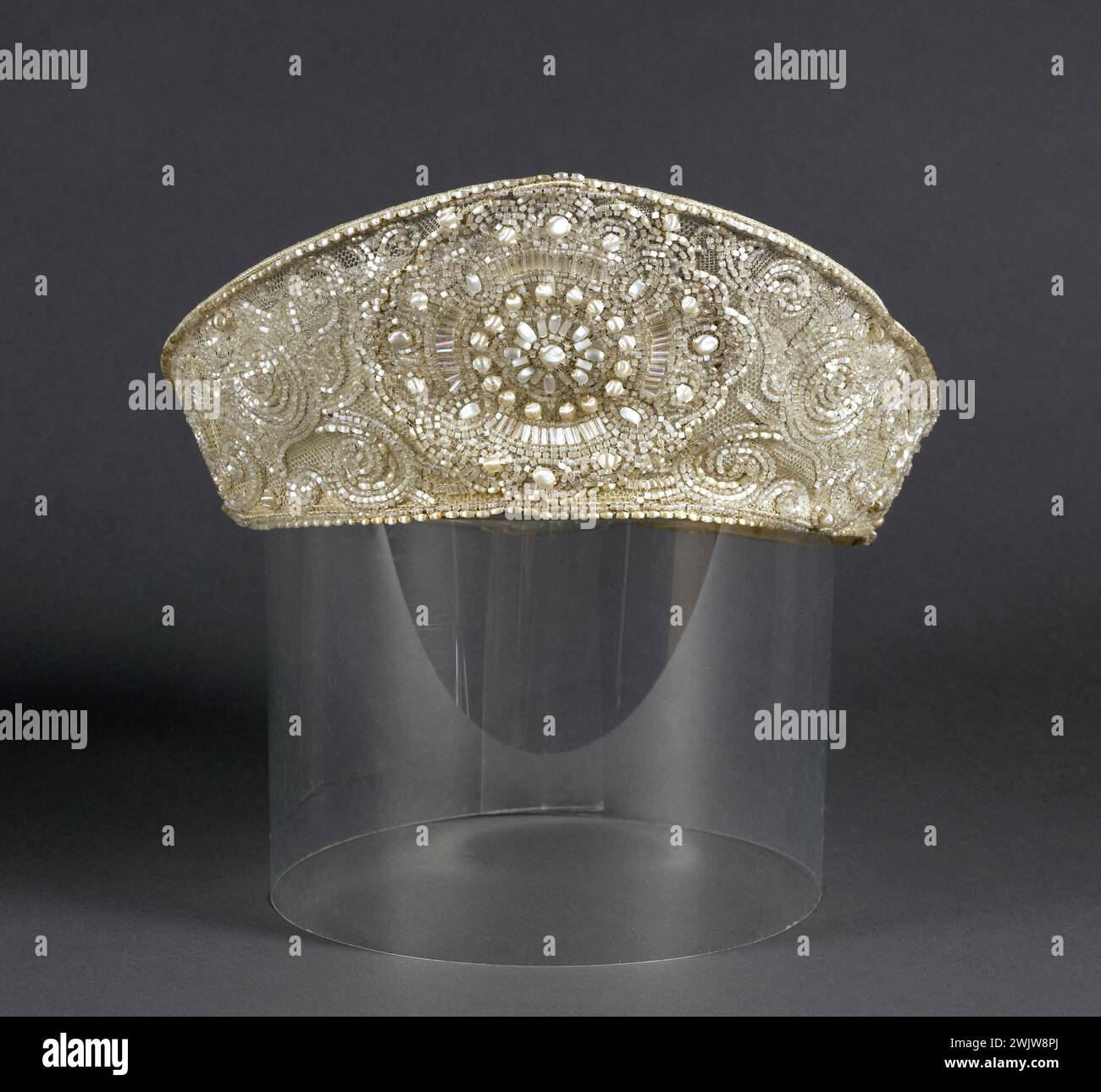 Bridal tiara. Metan, satin, mother -of -pearl. 1913. Galliera, fashion museum of the city of Paris. 51784-12 Accessory, diademe, woman, married, female fashion, metal, mother -of -pearl, satin Stock Photo