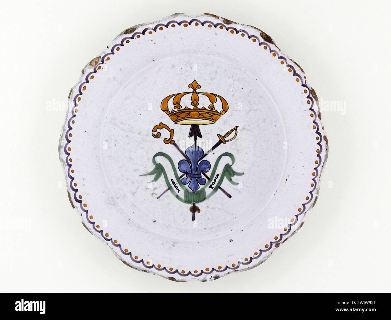 Anonymous. Plate. Earthenware. 1789. Paris, Carnavalet museum. 70955-6 Weapon, Crown, Epee, Faience, Flower, Force, Decorative Pattern, Revolutionary Periode, French Revolution, Union, Crockery, Putch Stock Photo