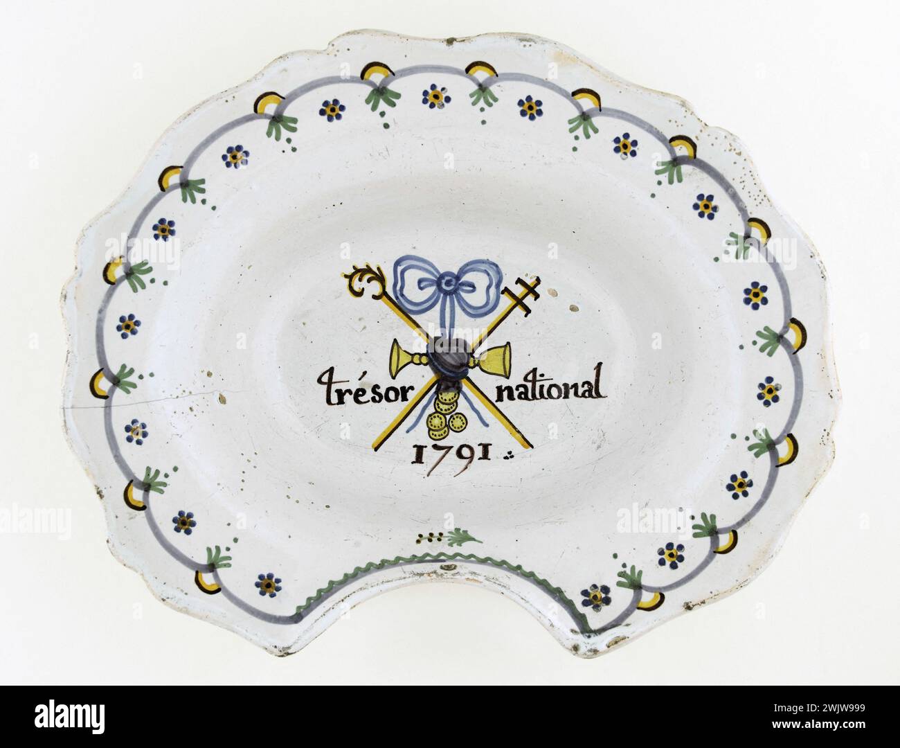 Anonymous. 'National treasure' beard dish. Earthenware. 1791. Paris, Carnavalet museum. 72429-56 Beard, Phrygian Bonnet, Faience, Beam, Revolutionary Periode, Reunion, French Revolution, National Tresor, Three Orders, dish Stock Photo