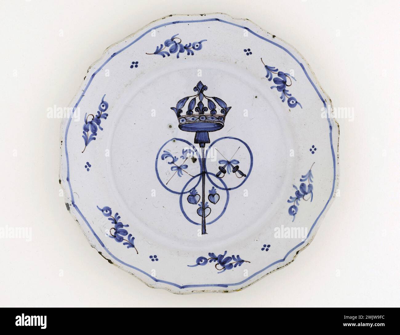 Anonymous. Plate. Earthenware. Around 1789. Paris, Carnavalet museum. 70955-25 Weapon, Heart, Crown, Epee, Faience, Decorative Pattern, Revolutionary Periode, Pic, Crockery, Plate Stock Photo