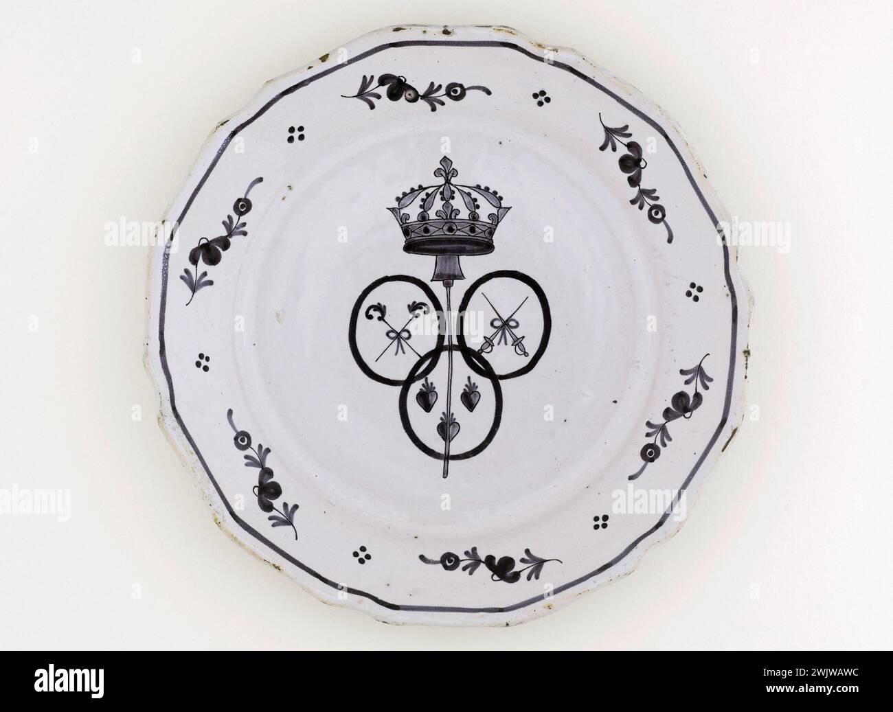 Anonymous. Plate. Earthenware. Around 1789. Paris, Carnavalet museum. 70955-23 Weapon, Heart, Crown, Epee, Faience, Decorative Pattern, Revolutionary Periode, Crockery, Plate Stock Photo