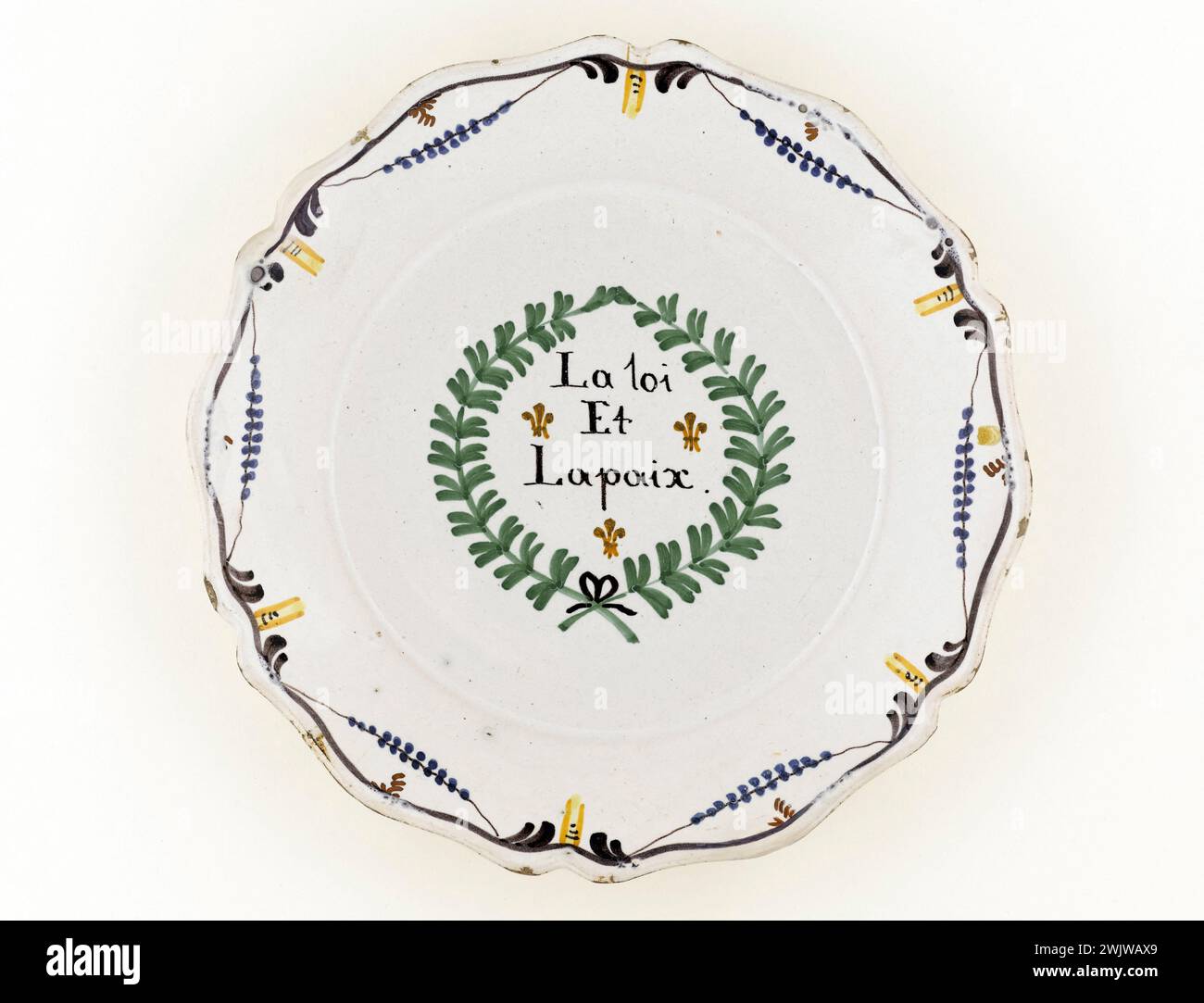 Anonymous. Plate 'Law and peace'. Earthenware. Paris, Carnavalet museum. 71683-48 Decoration, Faience, Laurier, Law, Peace, Revolutionary Periode, French Revolution, Plate Stock Photo