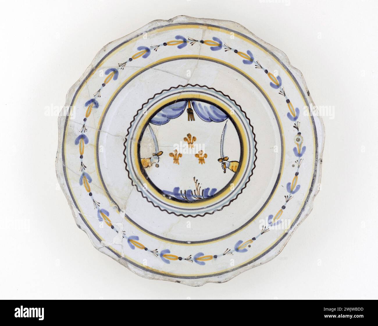 Anonymous. Plate. Earthenware. 1789. Paris, Carnavalet museum. 70955-1 Weapon, Epee, Faience, Fleur, Lys, Decorative Pattern, Revolutionary Periode, French Revolution, Crockery, Plate Stock Photo