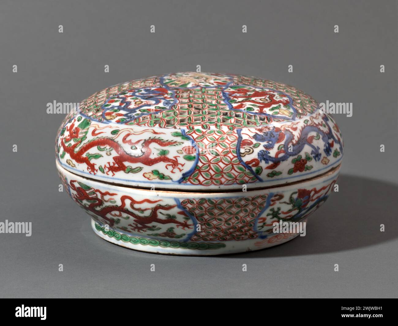 Box. Porcelain, Ming dynasty (1368-1644). Provenance: China. Paris, Cernuschi museum. 78847-12 Box, Chinese Ceramic, cover, Ming dynasty, dragon, porcelain Stock Photo