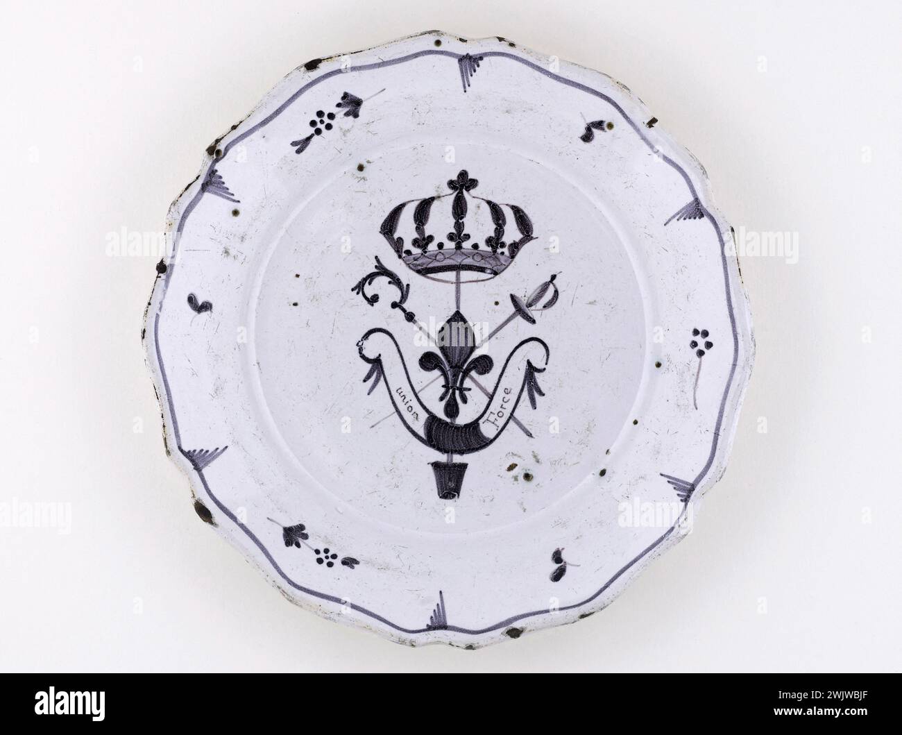 Anonymous. Plate. Earthenware. 1789. Paris, Carnavalet museum. 70955-7 Weapon, Crown, Epee, Faience, Flower, Force, Decorative Pattern, Revolutionary Periode, French Revolution, Union, Crockery, Putch Stock Photo