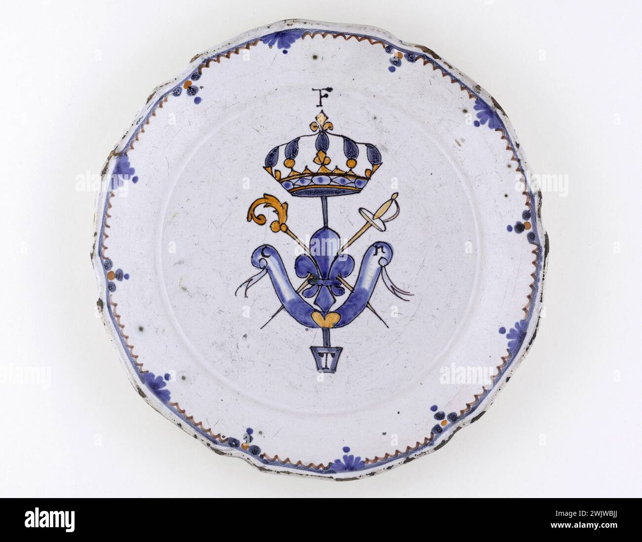 Anonymous. Plate. Earthenware. Around 1789. Paris, Carnavalet museum. 70955-10 Weapon, Crown, Epee, Faience, Flower, Decorative Pattern, Revolutionary Periode, French Revolution, Crockery, Plate Stock Photo