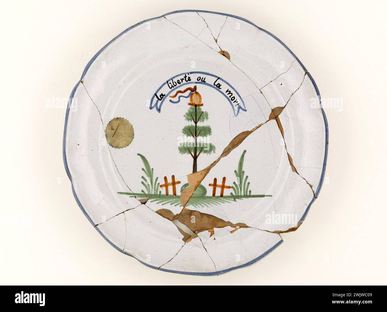 Anonymous. Plate. Earthenware. 1792-1793. Paris, Carnavalet museum. 71683-29 Tree, Phrygian Bonnet, Decoration, Faience, Liberty, Death, Revolutionary Periode, French Revolution, Plate Stock Photo