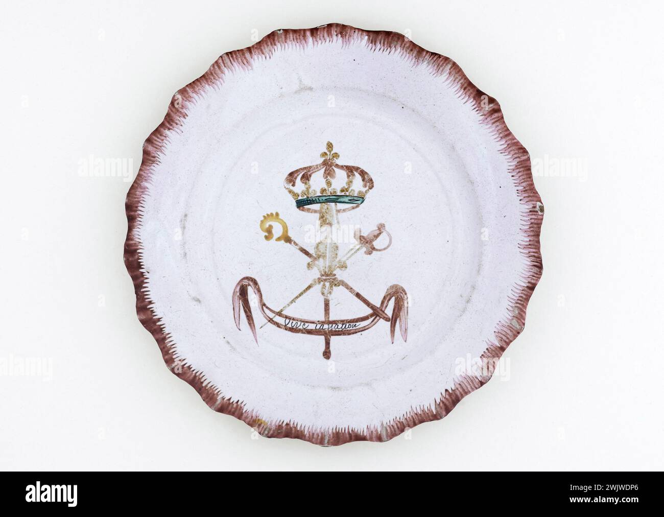 Anonymous. Plate. Earthenware. 1789-1790. Paris, Carnavalet museum. 70955-15 Weapon, Crown, Epee, Faience, Decorative Reading, Revolutionary Periode, Crockery, Plate Stock Photo