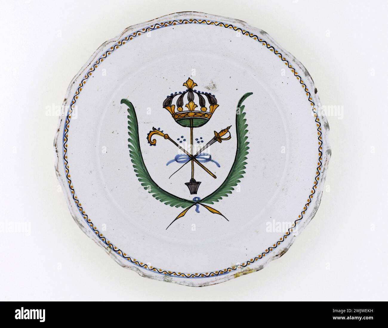 Anonymous. Plate. Earthenware. 1789. Paris, Carnavalet museum. 70955-11 Weapon, Crown, Epee, Faience, Flower, Decorative Pattern, Revolutionary Periode, French Revolution, Crockery, Plate Stock Photo