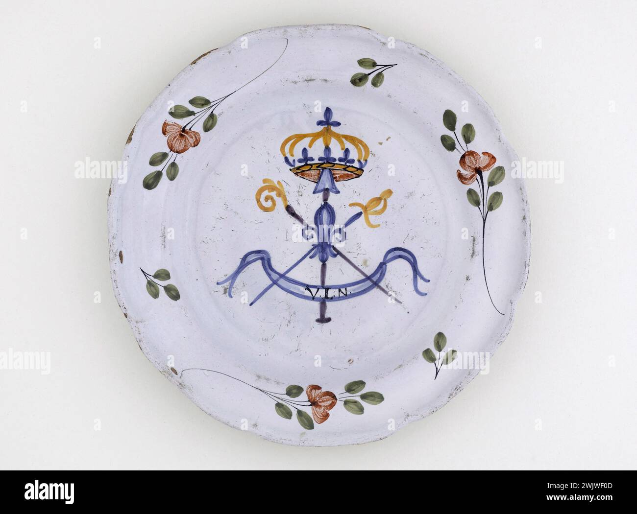 Anonymous. Plate. Earthenware. 1789-1790. Paris, Carnavalet museum. 70955-19 Weapon, Crown, Epee, Faience, Decorative Reading, Revolutionary Periode, Crockery, Plate Stock Photo