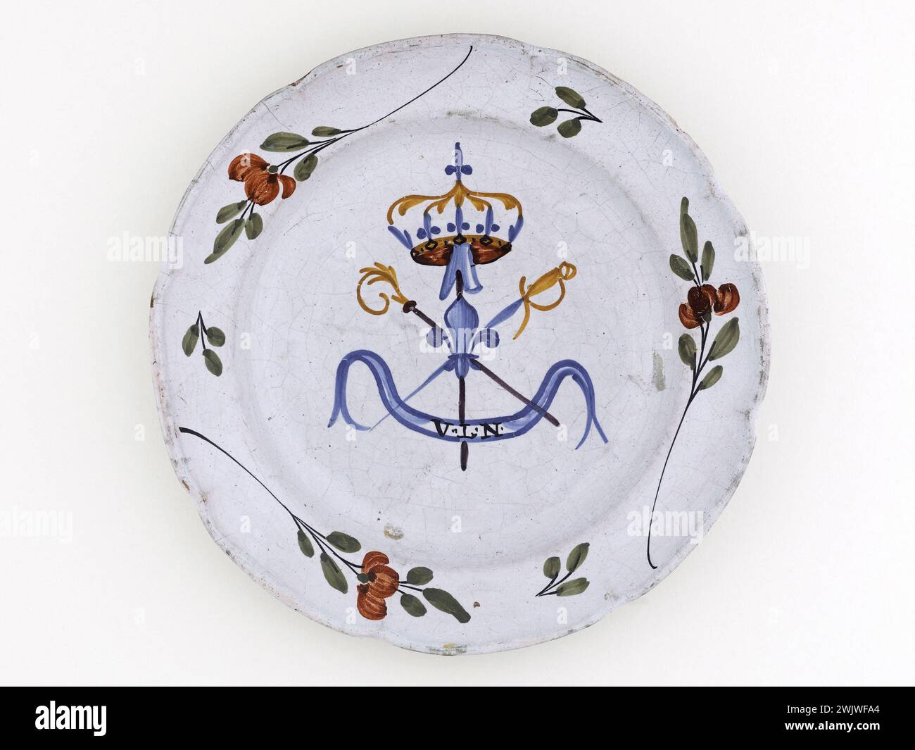 Anonymous. Plate. Earthenware. 1789-1790. Paris, Carnavalet museum. 70955-18 Weapon, Crown, Epee, Faience, Lys, Decorative Pattern, Revolutionary Periode, Crockery, Plate Stock Photo