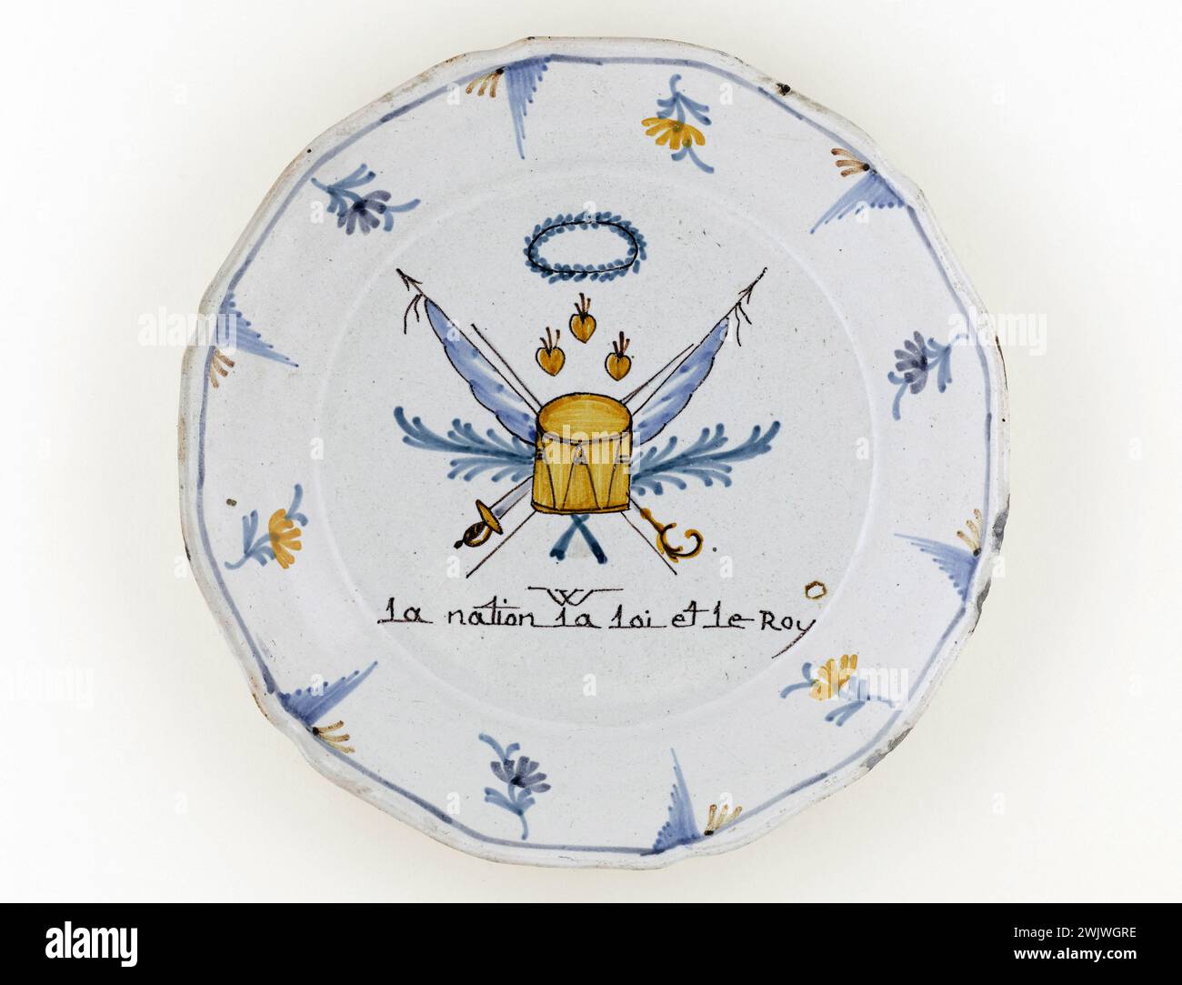 Anonymous. Plate. Earthenware. Paris, Carnavalet museum. 71680-34 Crown, Decoration, Flag, Faience, Beam, Laurier, Law, Nation, Revolutionary Periode, French Revolution, King, Plate Stock Photo