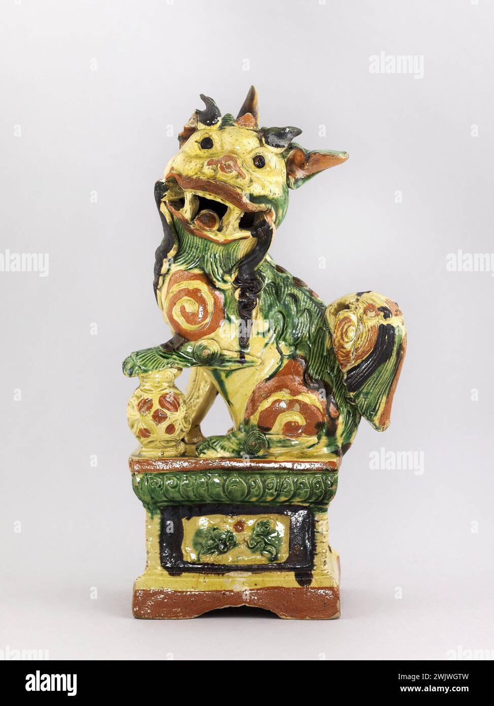 Anonymous. Chinese decor from Juliette Drouet's house in Guernsey, West Wall. Chinese FO dog in earthenware (mismatched). Ceramic. 1750-1850. Paris, house of Victor Hugo. 79112-2 Asian art, decorative arts, Chinese, Ceramic, Chinese dog, Chinese, Decor, Faience, Chinese Salon, Statuette, 19th XIX 19th 19th 19th 19th century, 18th XVIIIth XVIII 18th 18th 18 Stock Photo