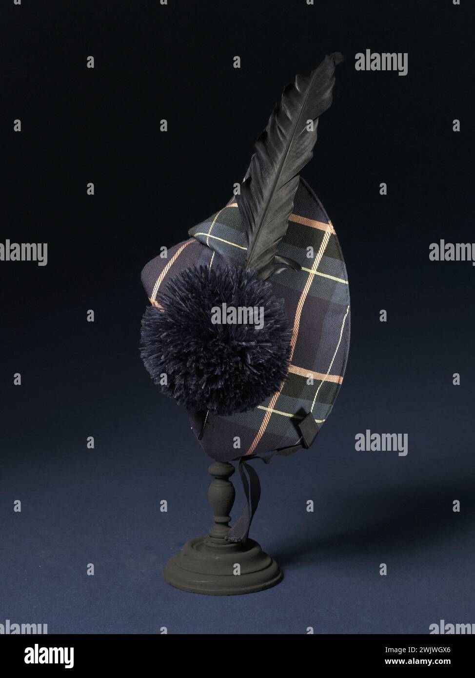 Navy blue beret hi-res stock photography and images - Alamy