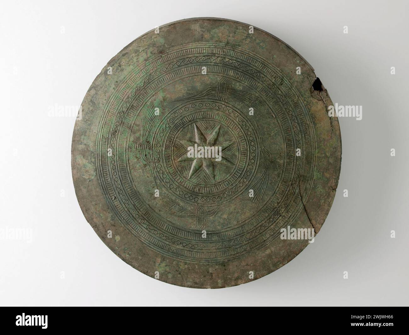 Drum disc. Vietnâm, Thanh-Hoa, Dong Son. Bronze. Paris, Cernuschi museum. 53741-17 Bronze, drum disc, Vietnamese Stock Photo