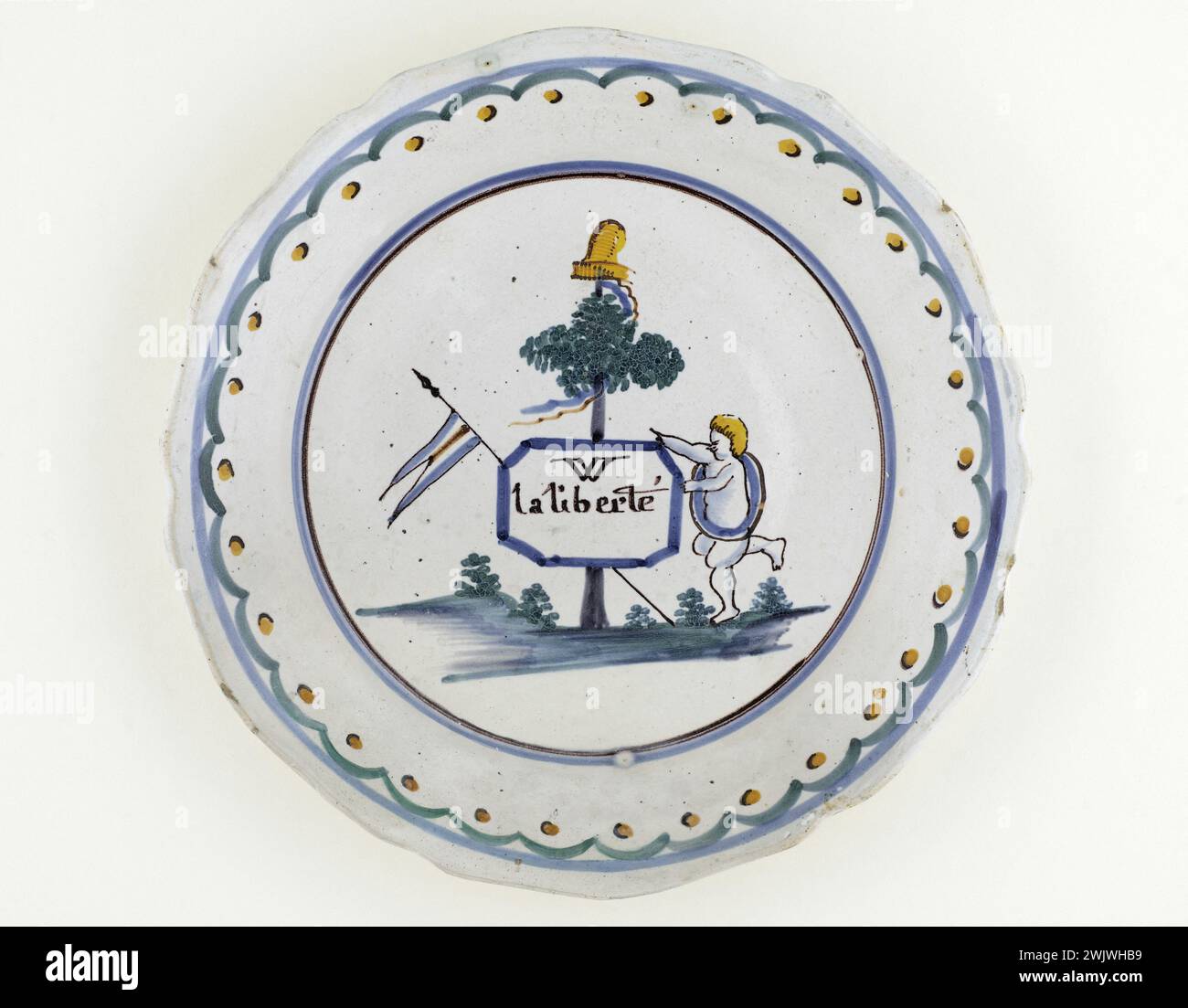 Anonymous. Plate at the Tree of Liberty. Earthenware. 1792. Paris, Carnavalet museum. 72429-51 Tree, Phrygian Bonnet, Flag, Faience, Liberte, Revolutionary Periode, French Revolution, Plate Stock Photo