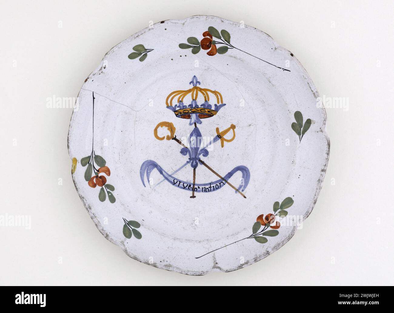 Anonymous. Plate. Earthenware. 1789-1790. Paris, Carnavalet museum. 70955-17 Weapon, Crown, Epee, Faience, Lys, Decorative Pattern, Revolutionary Periode, Cats, Long Nation, Plate, Stock Photo