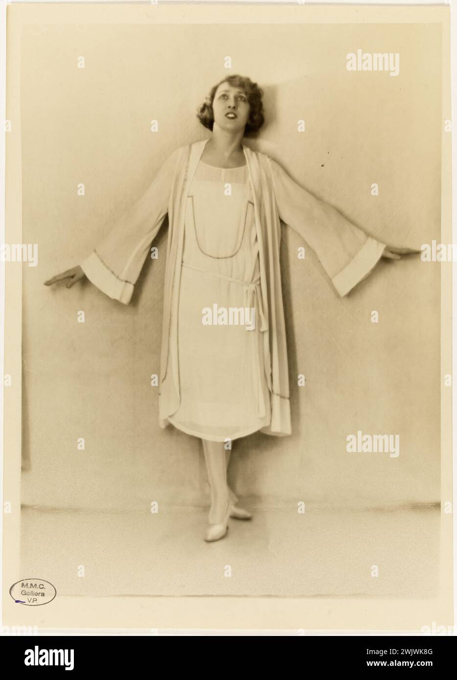 Marguerite Valmont. Disability by Jeanne Lanvin, around 1920-1925. Photograph by Studio G. L. Manuel Frères (1913-1939 - 47, rue Dumont d'Urville, Paris). Gelatino-argentic draw. Galliera, fashion museum of the city of Paris. Actress, French actress, crazy years, year vongt 1920 20, Comedienne, Comedienne francaise, femme, female mode, clothing, 20th XX 20th 20th 20th 20 Center Stock Photo
