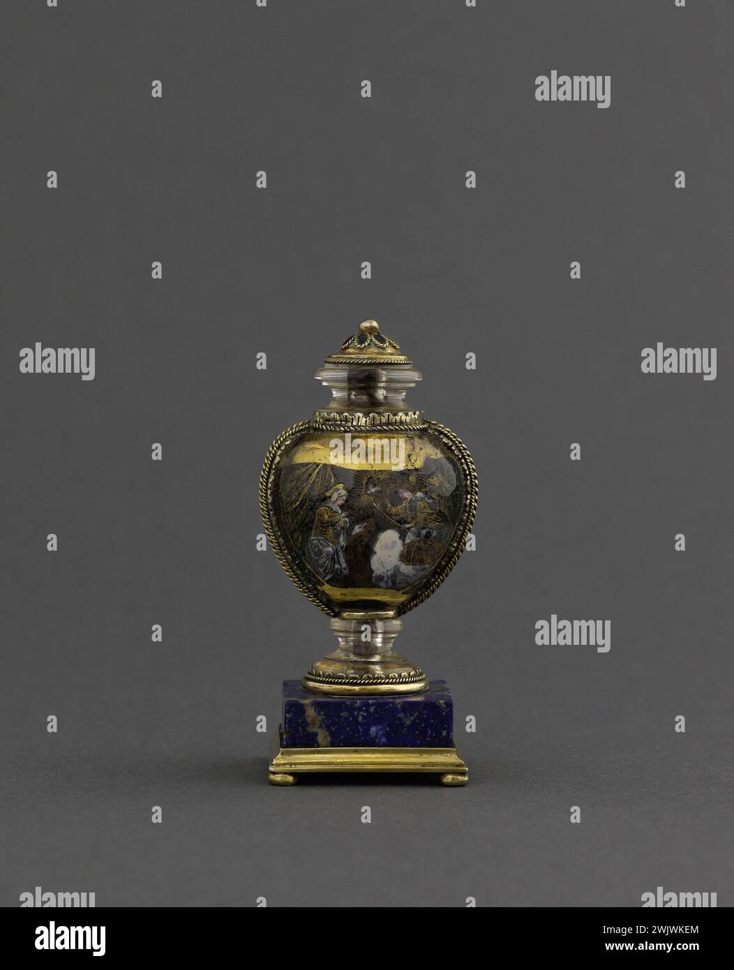Anonymous Italian. Small monument in the shape of an urn. Painting under crystal and gold metal. 1550-1650. Paris, Cognacq-Jay museum. 56535-1 Crystal, forms, metal Dore, Objet Art, Orfevre, Orfevrerie, Penture, Monument Petit, Cleats Stock Photo