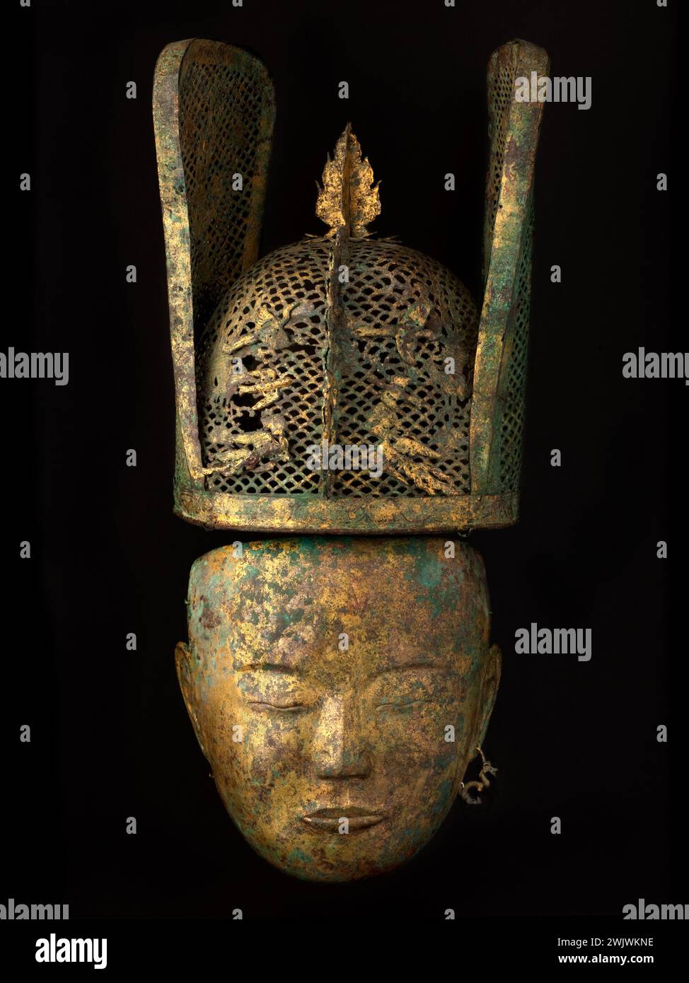 Funeral set, female mask and female cap with fins. Golden metal, 1st quarter of the 12th century, Liao dynasty (907-1125), interior Mongolia or Liaoning. Paris, Cernuschi museum. 51556-9 Ailette, Asian art, Chinese art, funeral art, Mongolian art, beyond, bronze gilding, female headdress, funeral costume, custom, belief, liao dynasty, woman, female mask, funeral mask, death, funeral adornment, rite, rite Funeral, 12th XII 12th 12th 12th century, Firm eyes Stock Photo