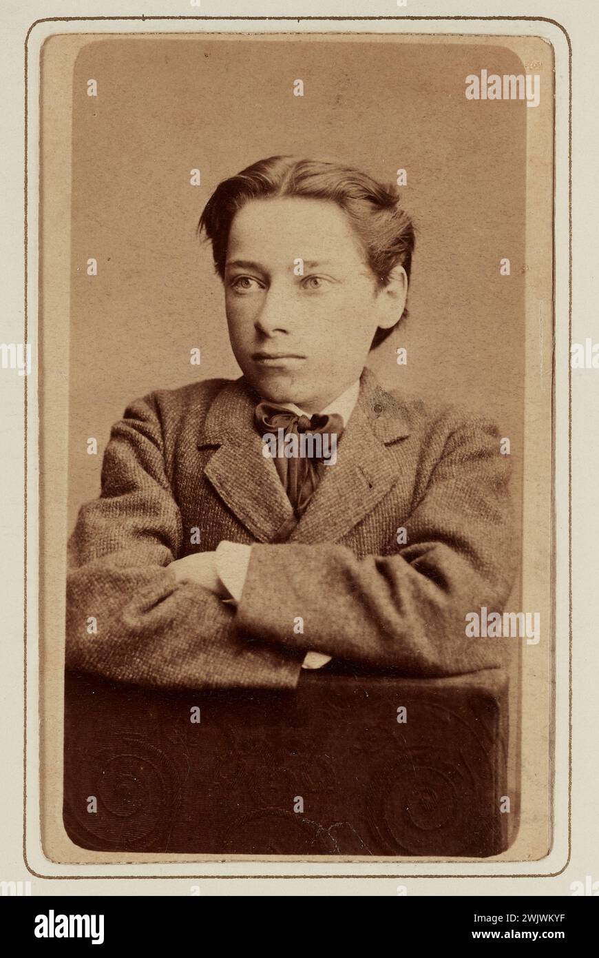 Vianelli, Fratelli, Ary Renan, Crossed arms and head toumeed to the