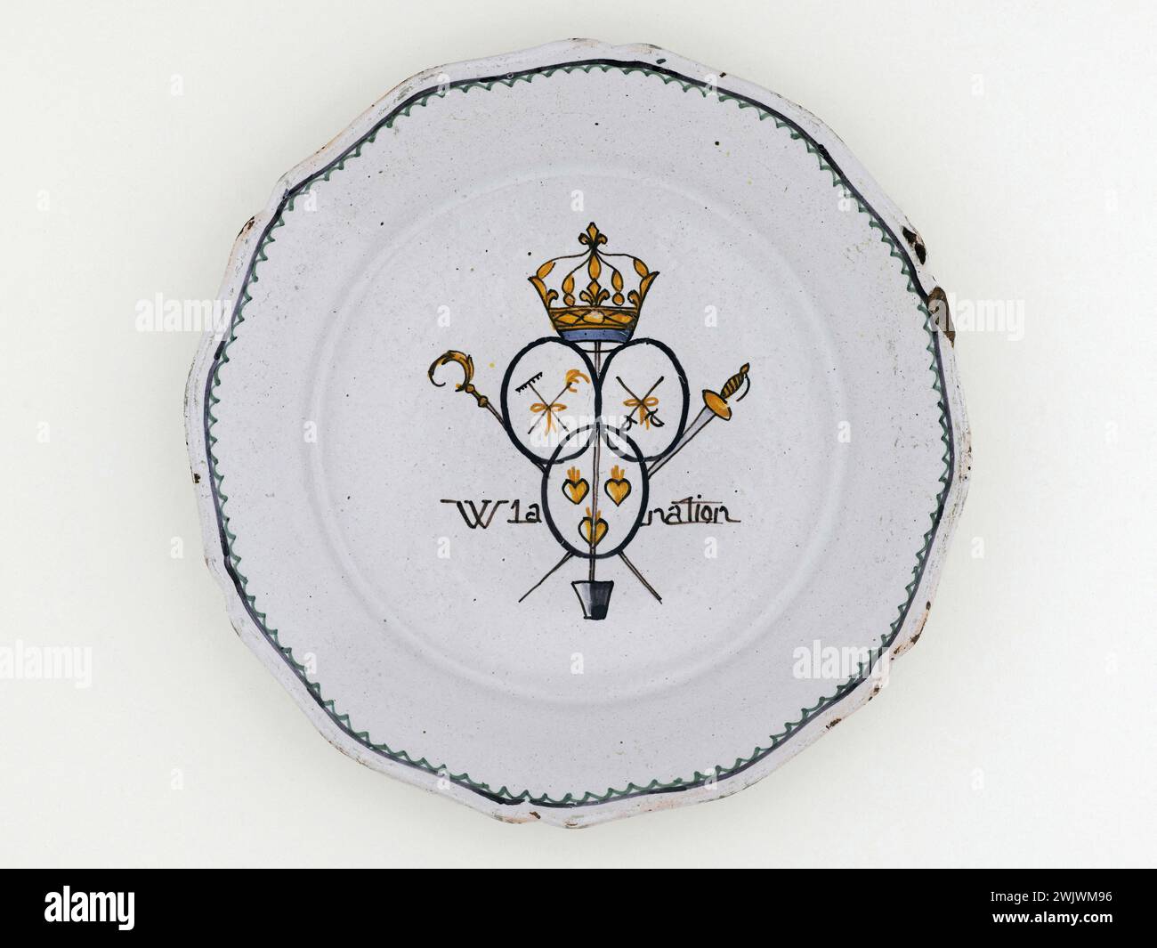 Anonymous. Plate. Earthenware. Around 1789. Paris, Carnavalet museum. 70955-27 Weapon, Heart, Crown, Epee, Faience, Decorative Pattern, Revolutionary Periode, Pic, Cats, Vive Nation, Plate Stock Photo