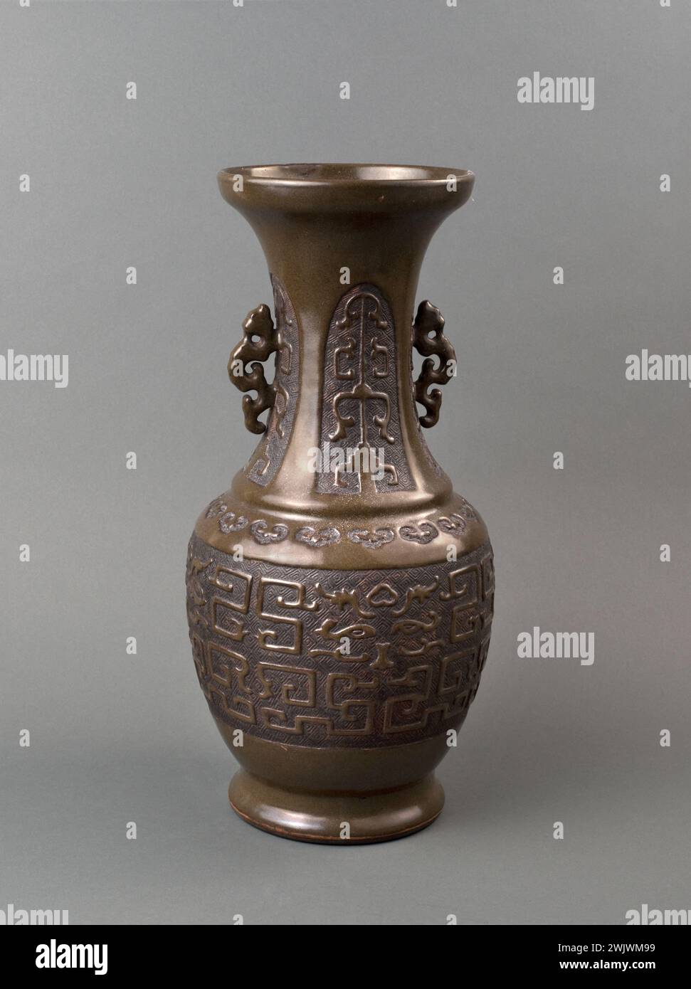 Vase. Porcelain, Qing dynasty (1644-1911). Provenance: China. Paris ...