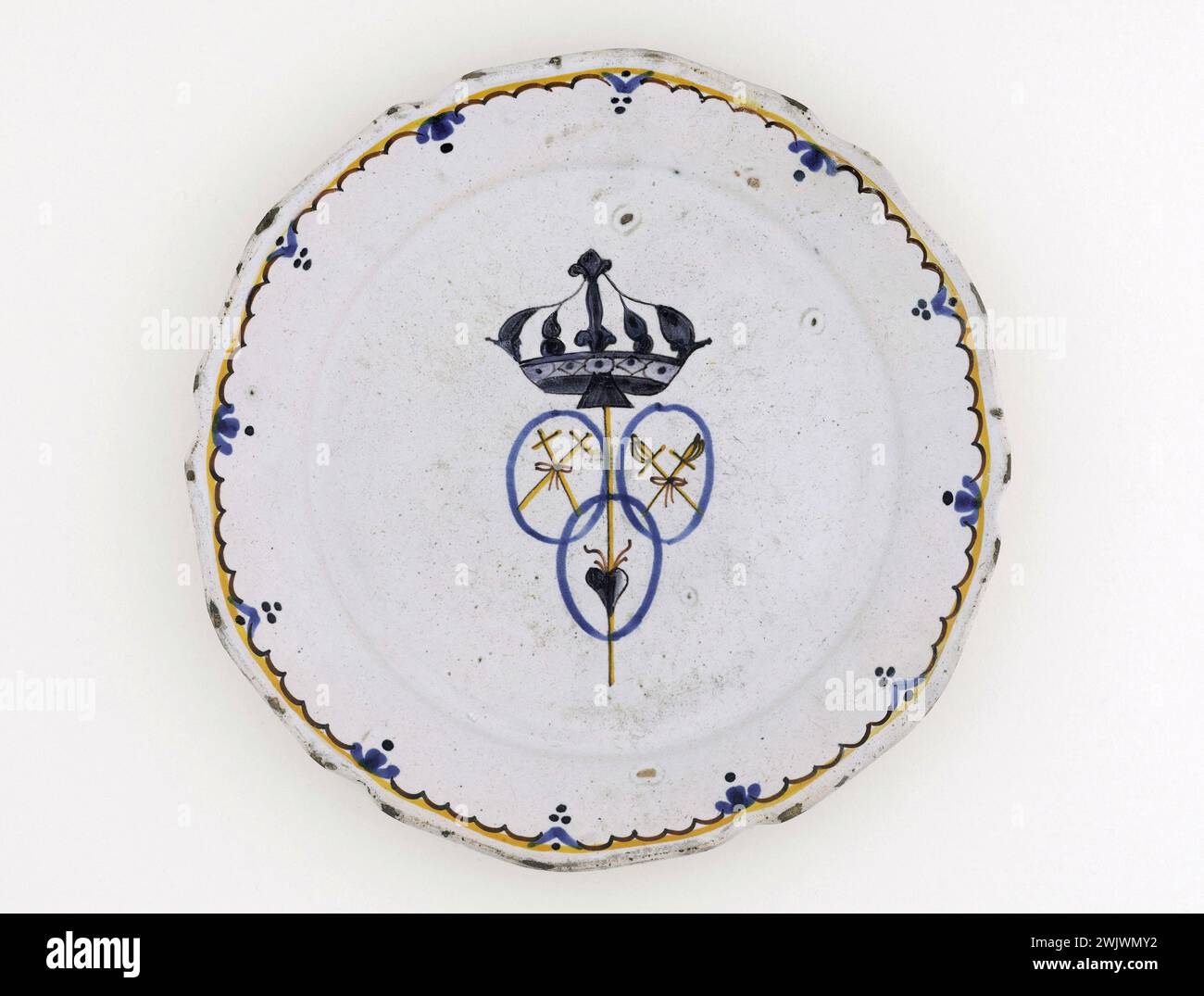 Anonymous. Plate. Earthenware. Around 1789. Paris, Carnavalet museum. 70955-26 Weapon, Heart, Crown, Epee, Faience, Decorative Pattern, Revolutionary Periode, Pic, Crockery, Plate Stock Photo