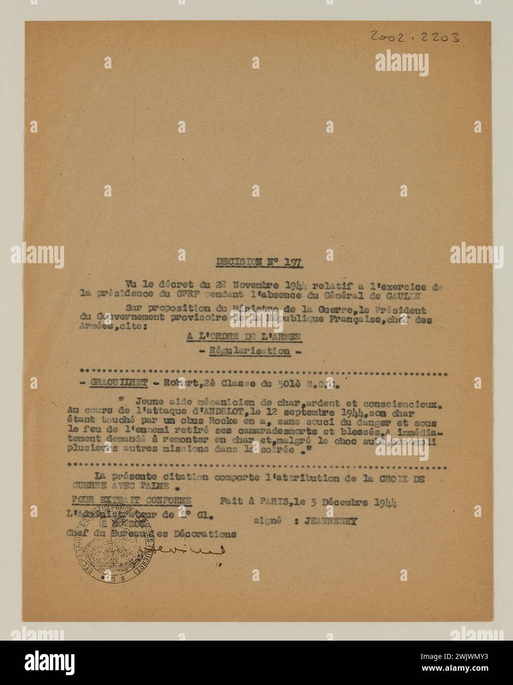 Gaulle, Charles de, General (1890-11-22 - 1970-11-09), decision n ° 197 - the president of the GPRF, chief of the armies, quotes to the order of the army - regularization - Robert Graouilhet, 2nd Class of the 501st RCC (title awarded), 1944-12-03. Paper, ink. General Leclerc Museum of the Liberation of Paris - Jean Moulin Museum. Stock Photo