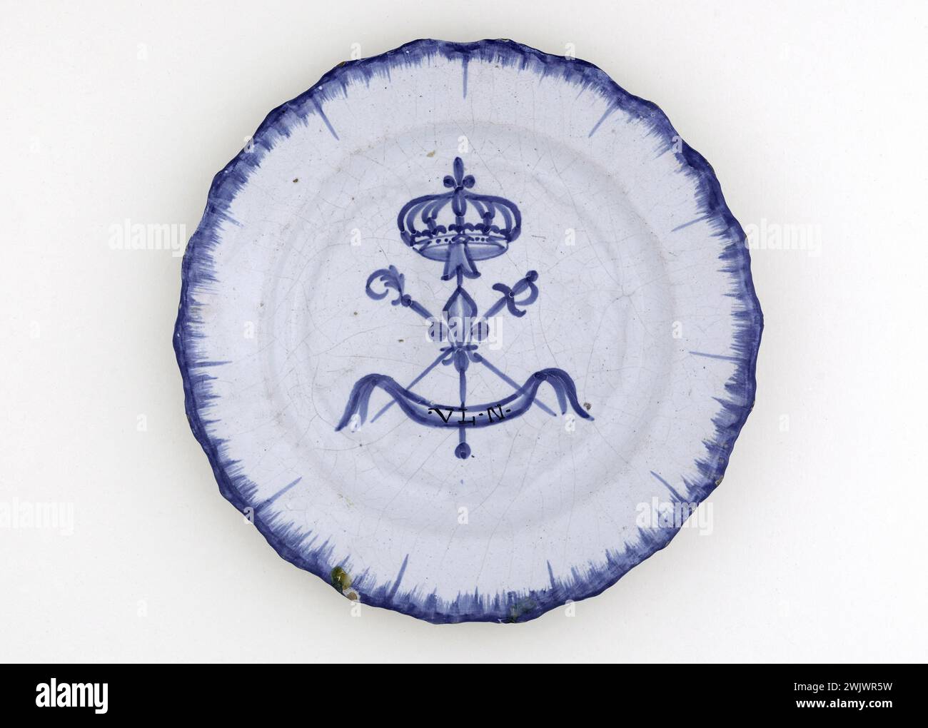 Anonymous. Plate. Earthenware. 1789-1790. Paris, Carnavalet museum. 70955-16 Weapon, Crown, Epee, Faience, Lys, Decorative Pattern, Revolutionary Periode, Crockery, Plate Stock Photo