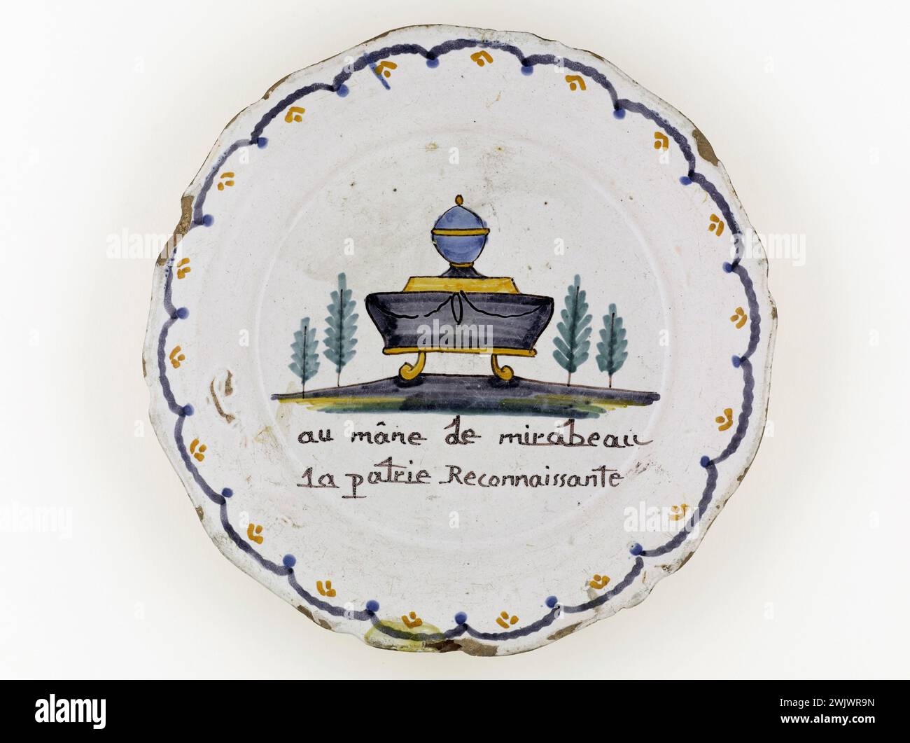 Anonymous. Plate at the tomb of Mirabeau. Earthenware. Paris, Carnavalet museum. 71680-53 Aumone, Decoration, Faience, Grateful Fatherland, Revolutionary Periode, Recognition, French Revolution, Tomp, Tomp, Plate Stock Photo