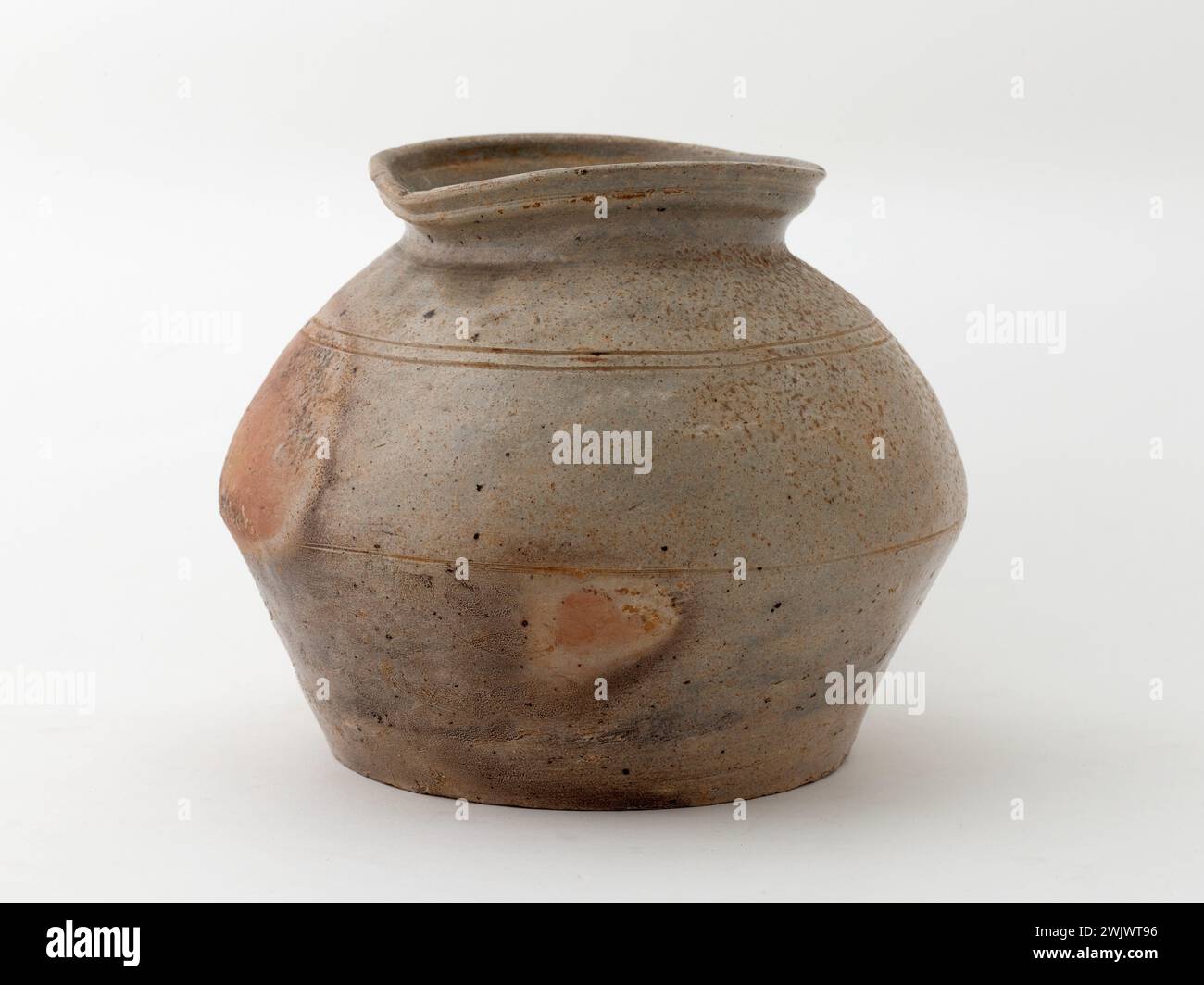 Glubular jar with profiled and flared collar 