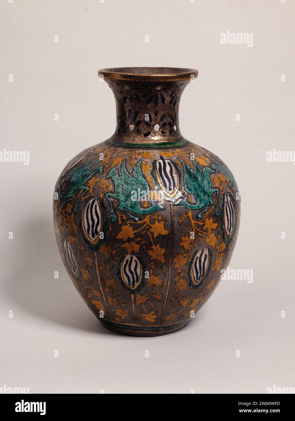 André Metthey (1871-1920). Vase. Earthenware. Museum of Fine Arts of the City of Paris, Petit Palais. Art Menager, Dragon, Faience, object of decoration, vase, 19th 19th 19th 19 19th 19th century Stock Photo