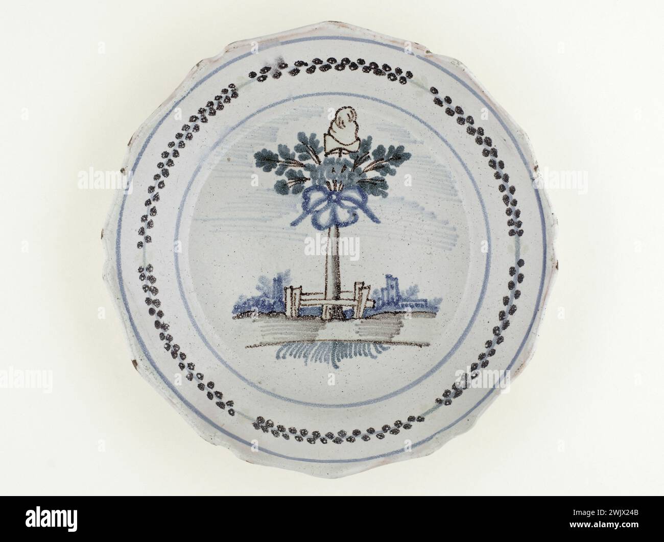 Anonymous. Plate at the Tree of Liberty. Earthenware. 1792-1793. Paris, Carnavalet museum. 72429-50 Tree, Phrygian Bonnet, Faience, Liberte, Revolutionary Periode, French Revolution, Plate Stock Photo