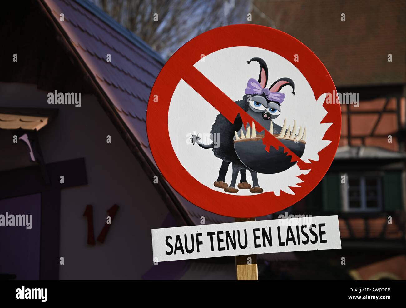 Warning sign written in French meaning "on a leash" in Turckheim