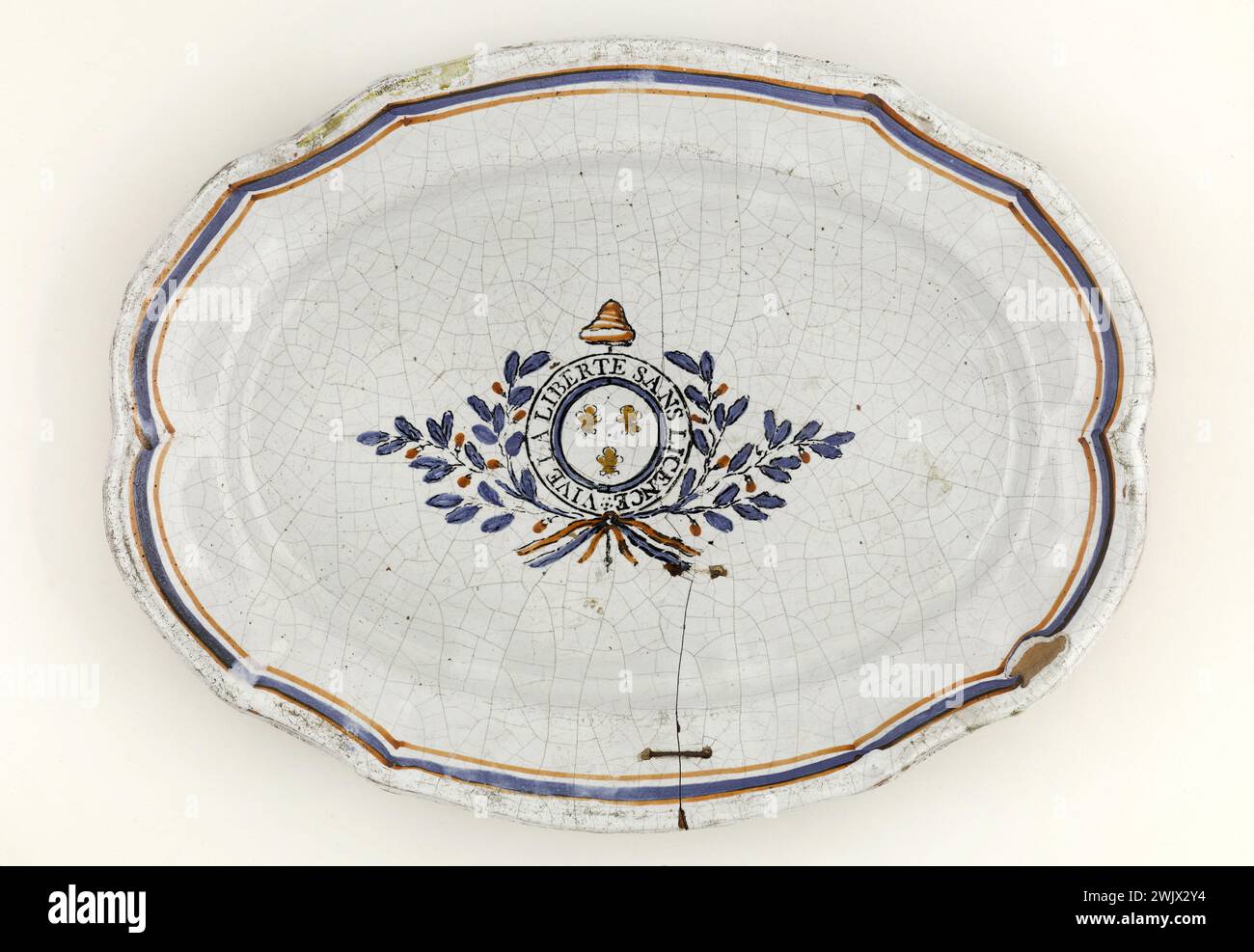 Anonymous. Oblong dish 'Long live freedom without license'. Earthenware. 1790-1792. Paris, Carnavalet museum. 72430-55 Decoration, Faience, Liberte, Revolutionary Periode, Oblong dish, French Revolution Stock Photo