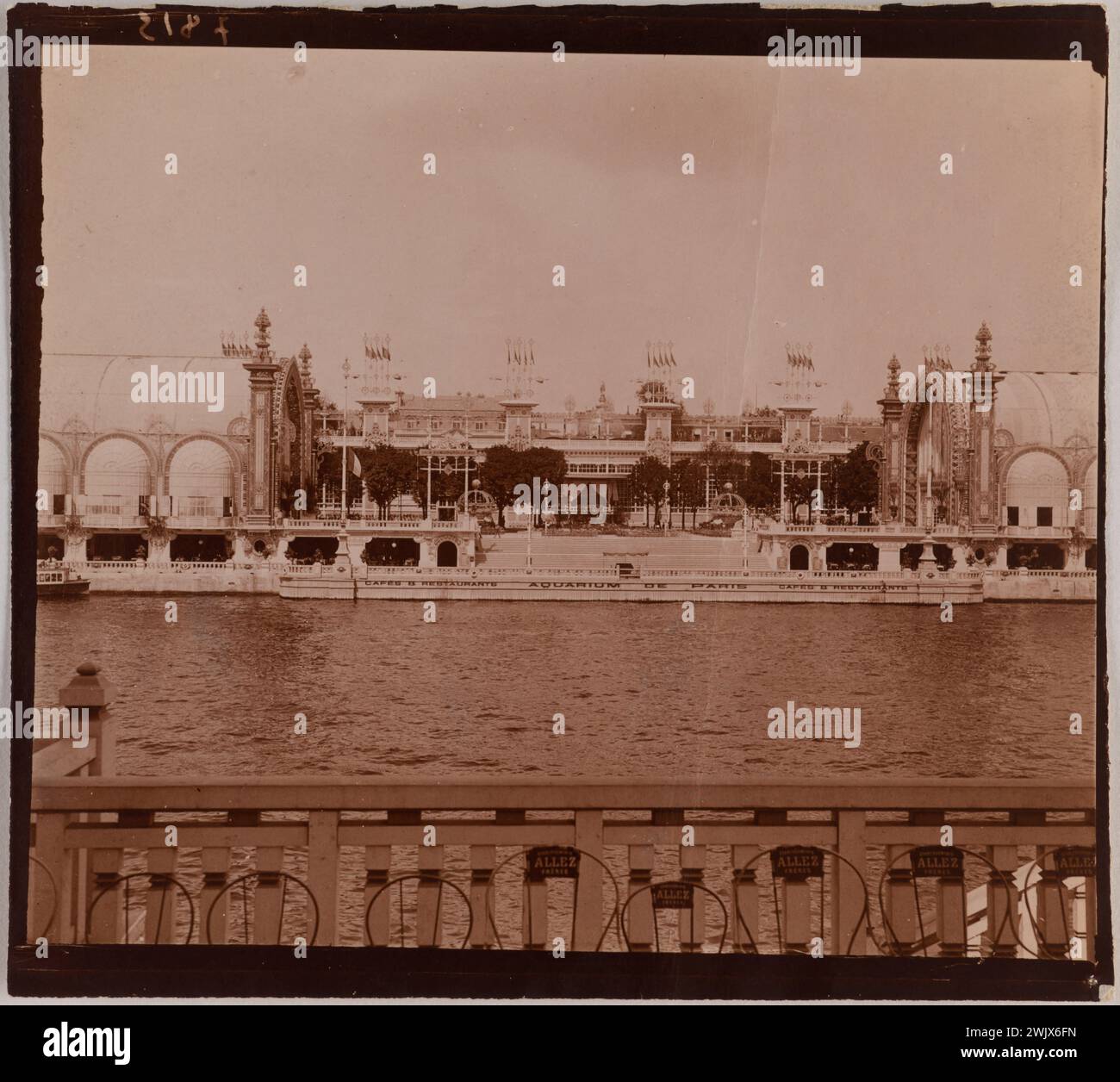 universal-exhibition-of-1900-old-paris-the-aquarium-and-the