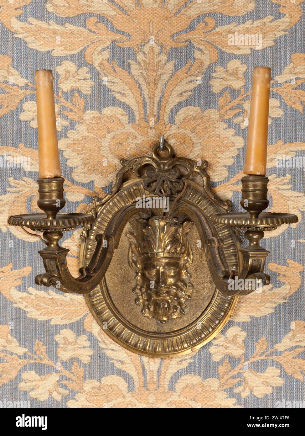 Pair of light arms, 1700-1725. Golden bronze. Salle 33. Paris, Carnavalet museum. Light arm pair Wall light, light arm, bronze, lamp, lighting, room 33 Stock Photo